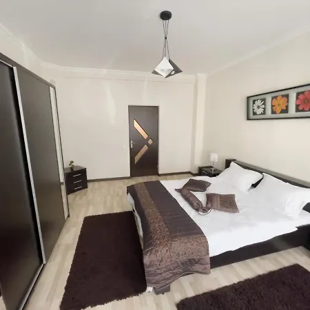 Enjoy - Spacious Retreat In Our דירה *
